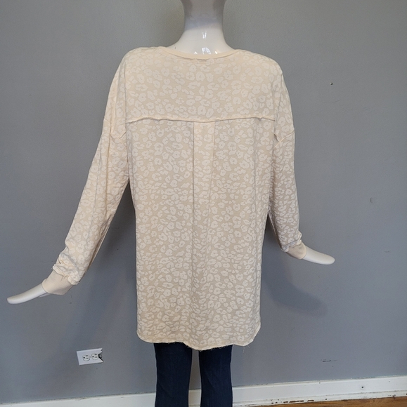 Z Supply V Neck Weekender in Leo Bone, VGUC, Size M - Picture 3 of 7